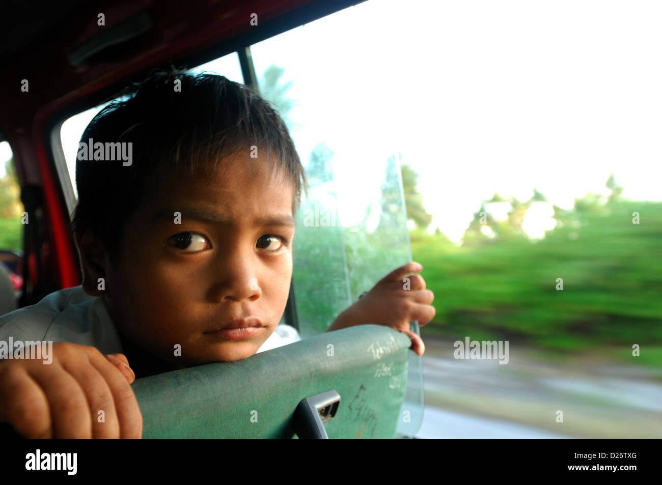 Kleiner Junge in einem Taxi auf Weihnachtsinsel, Kiribati Stockfoto