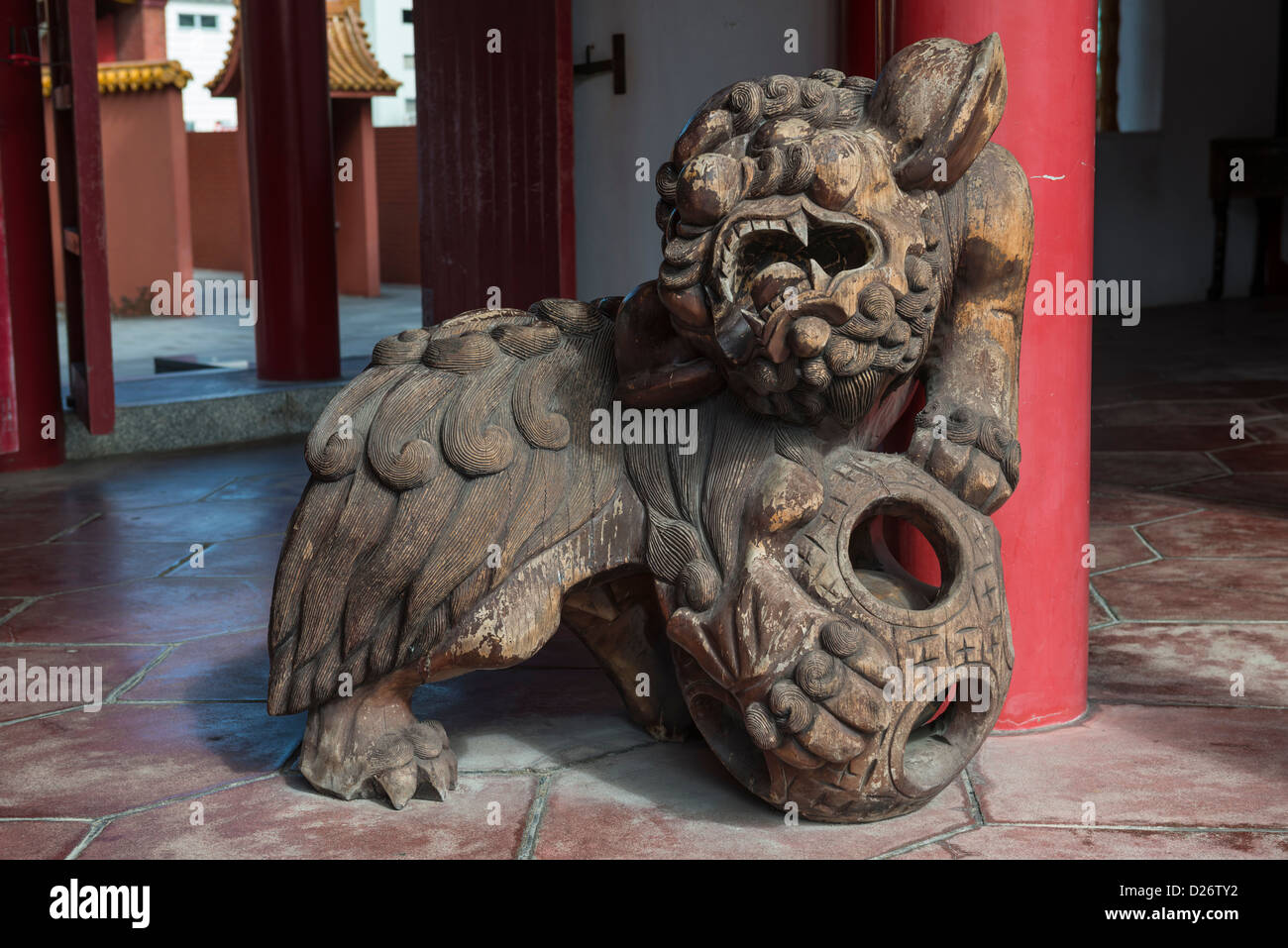 Drache am Eingang des Heiligtums der Konfuzius in Nagasaki in Japan Stockfoto