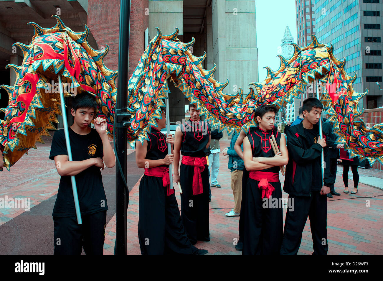 Board-Jugendliche, die als das Rückgrat eines Papier-Drachen - chinesische Mondfest! Stockfoto