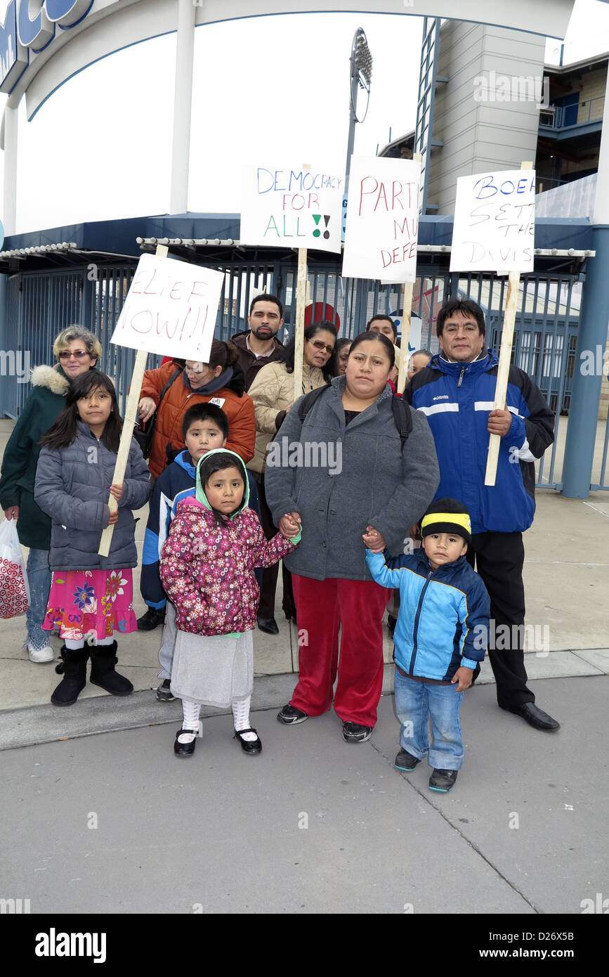 Bewohner von Coney Island, das war hart getroffen durch Hurrikan Sandy, bei der "Walk a Mile in unsere Schuhe" Veranstaltung am Jan. 13, 2013. Stockfoto