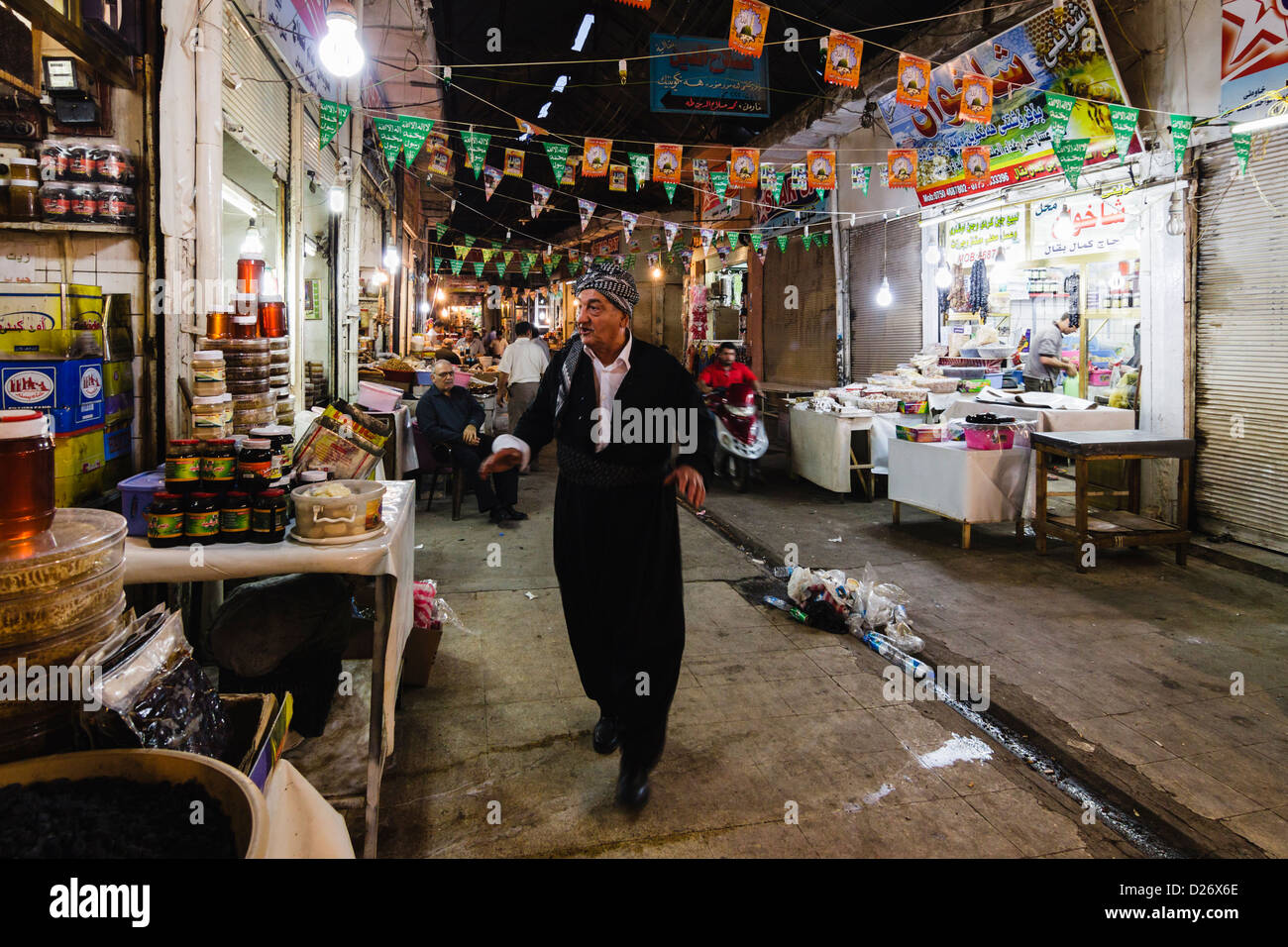 Kurdischen Mann in traditioneller Kleidung bei Qaysari Basar Wich behauptet, eines der ältesten der Welt. Erbil, kurdischen Irak Stockfoto