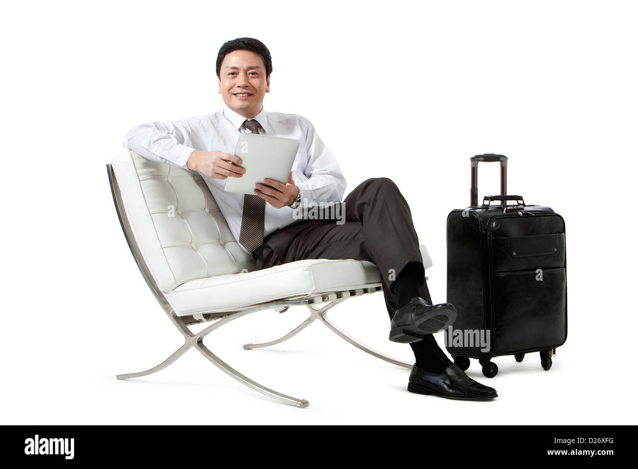Fröhliche Geschäftsmann unterwegs spielen digitale Tablet im sofa Stockfoto