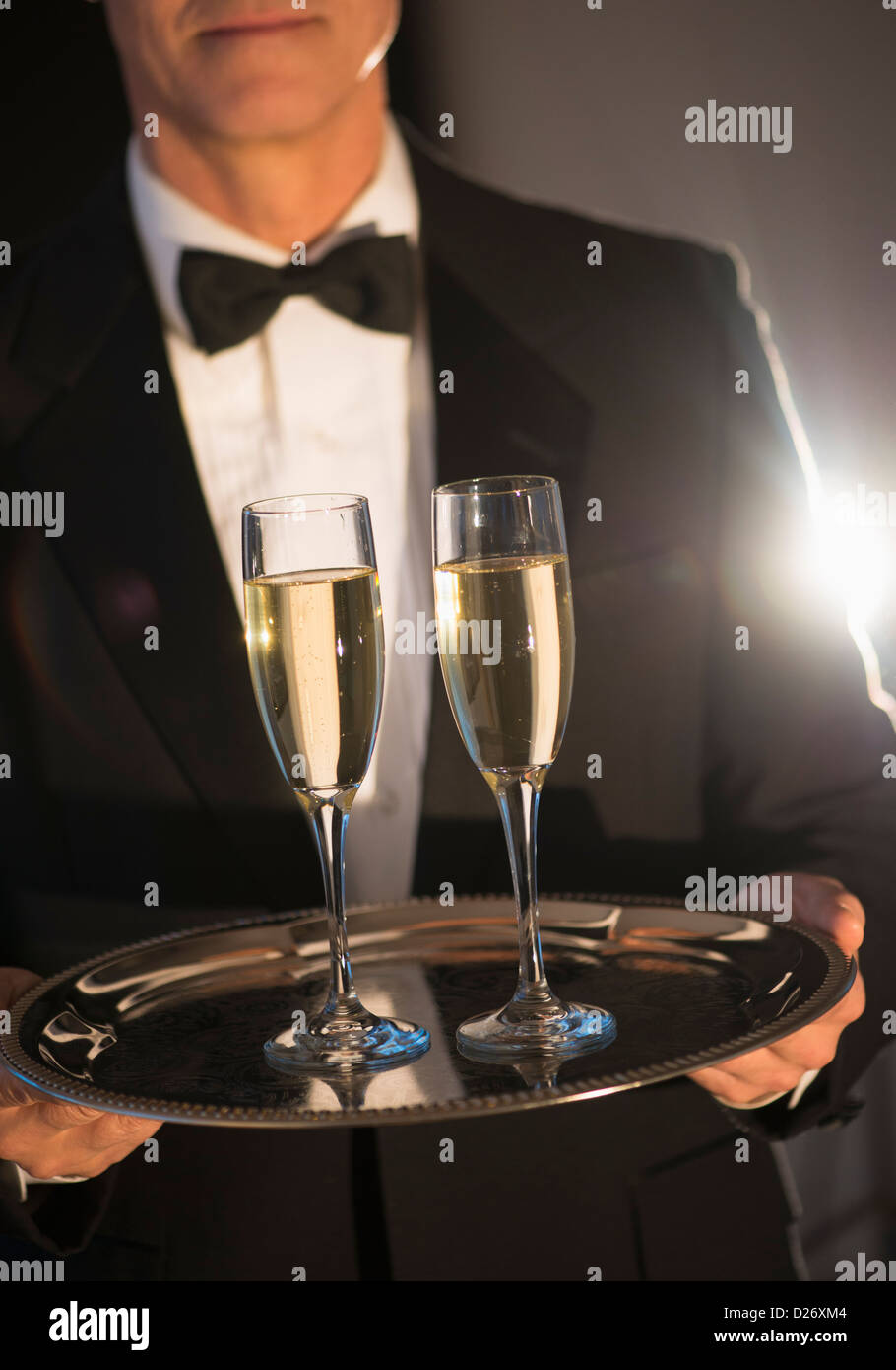 USA, New Jersey, Jersey City, Kellner Holding Tablett mit Champagner Stockfoto