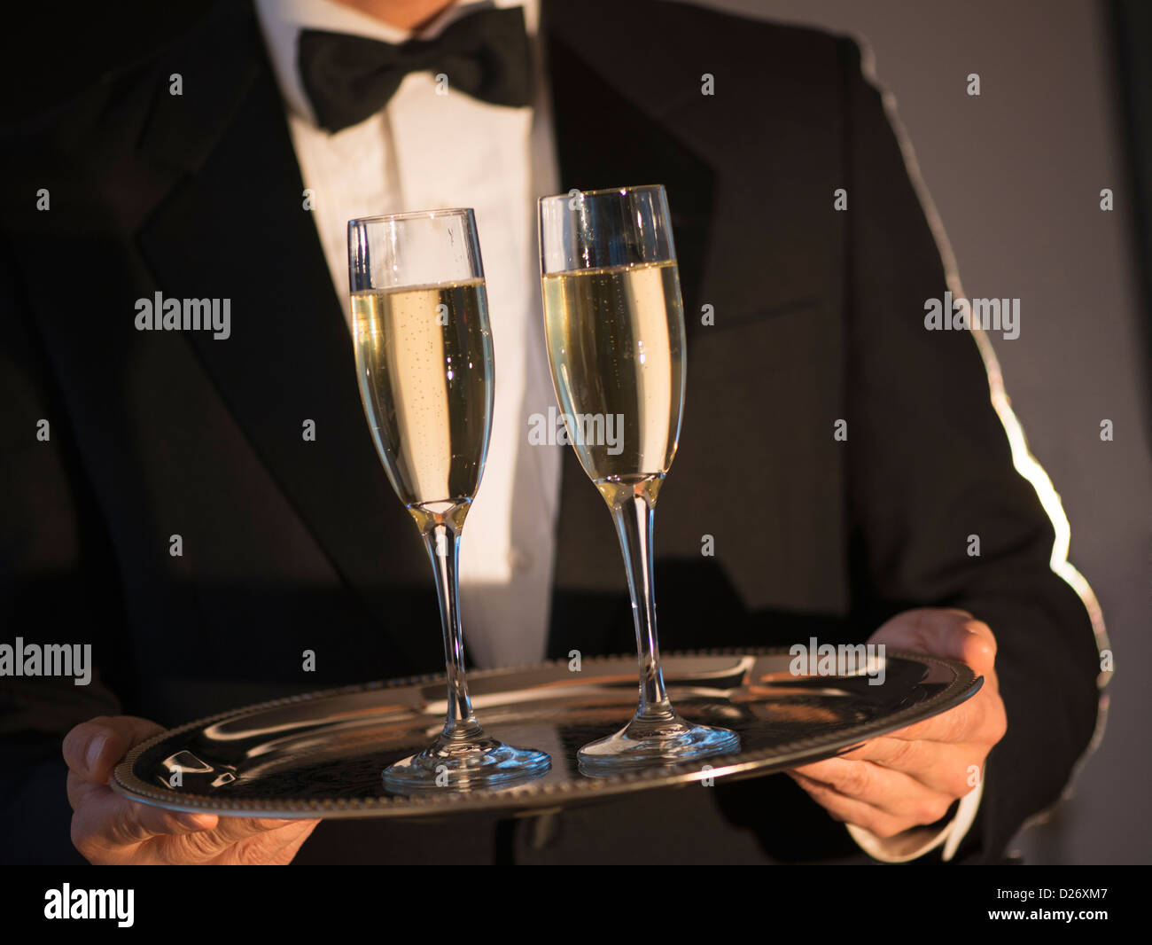 USA, New Jersey, Jersey City, Kellner Holding Tablett mit Champagner Stockfoto