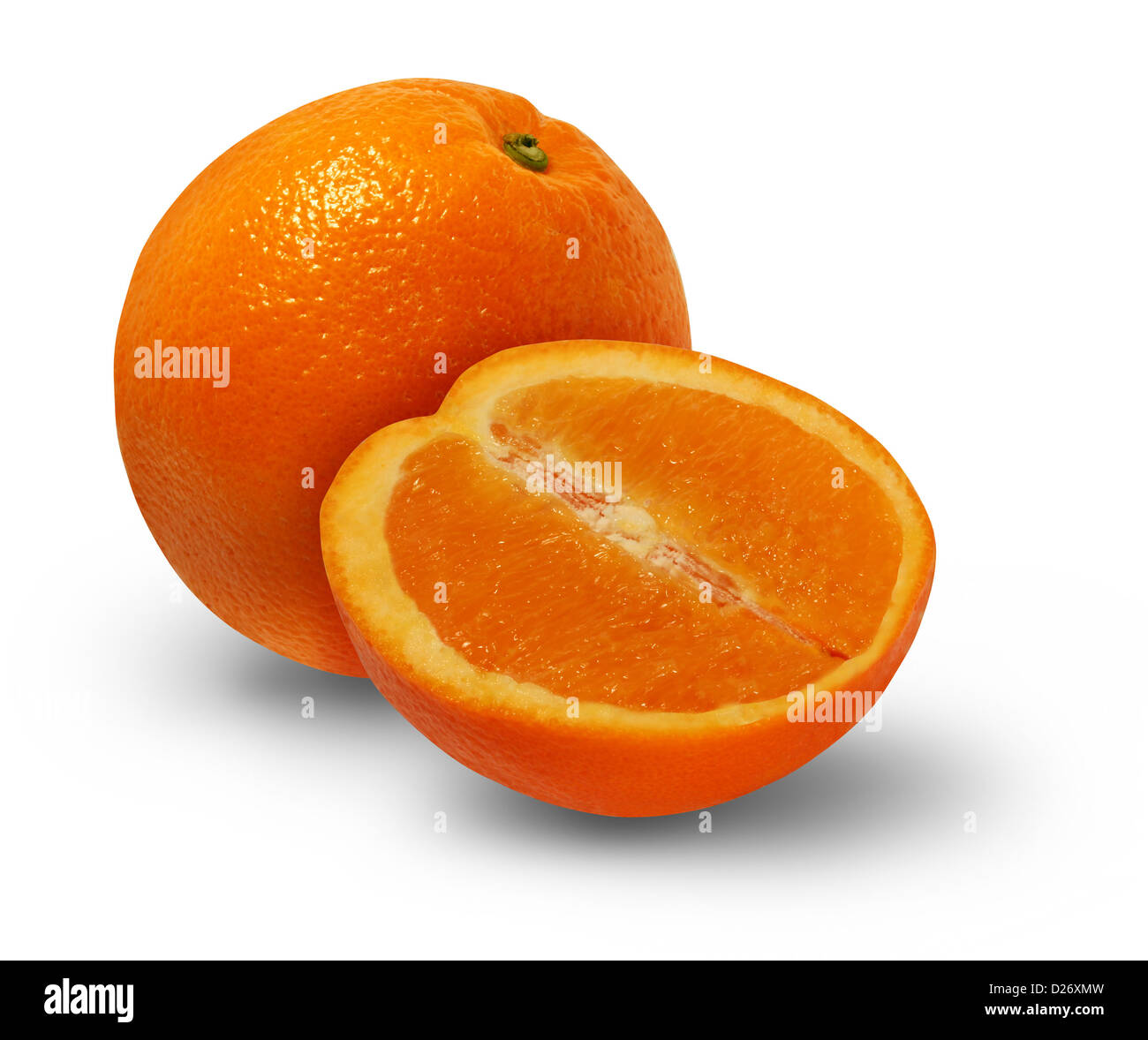 Orange Frucht mit einem Querschnitt von saftigen Zitrusfrüchten Köstlichkeiten als gesunde Ernährung Symbol auf weißem Grund. Stockfoto