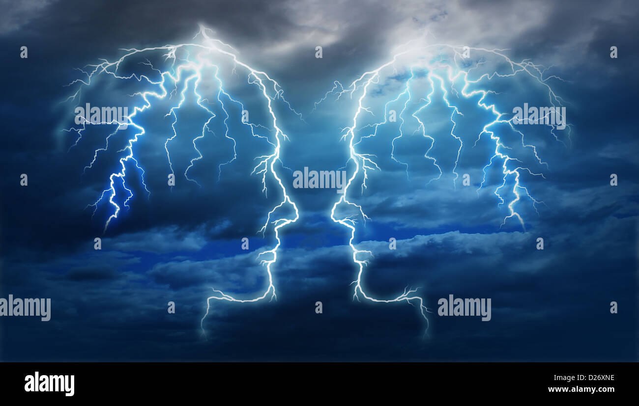 Meeting und Team Ideen als eine Gruppe von zwei elektrischen Bolzen Blitzeinschläge in der Form eines menschlichen Kopfes beleuchtet auf eine Gewitterwolke Nachthimmel als eine intelligente Partnerschaft macht. Stockfoto