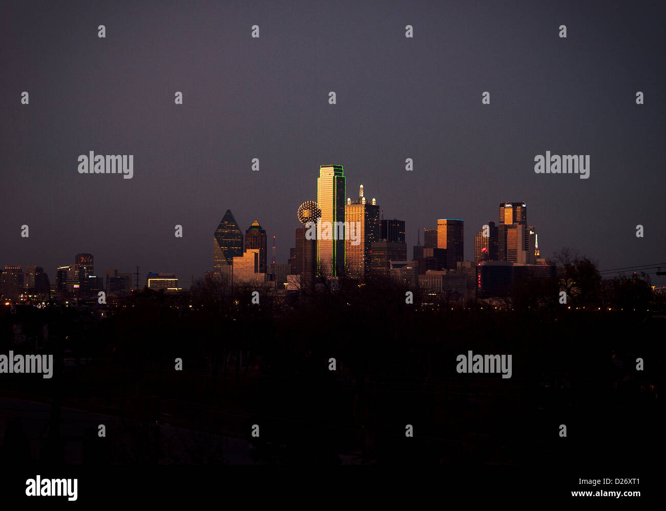 Sonnenstrahlen spiegeln sich die Gebäude in der Innenstadt von Dallas, Big D, Texas Stockfoto