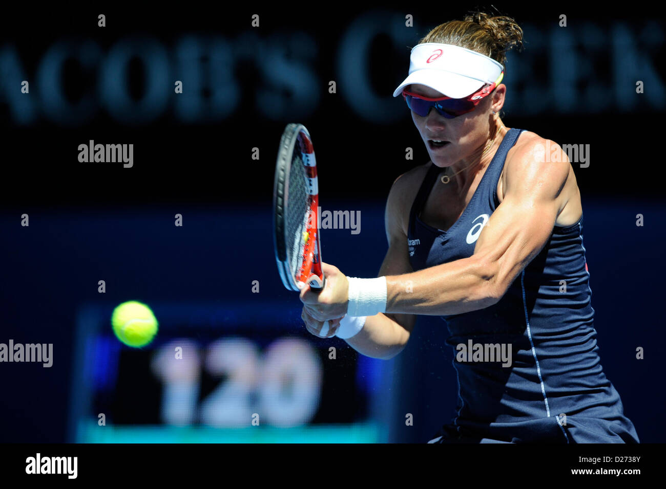 Melbourne, Australien. 16. Januar 2013. Samantha Stosur aus Australien kehrt ein Schuss in ihrem Match am Tag drei der Australian Open aus Melbourne Park. Stockfoto