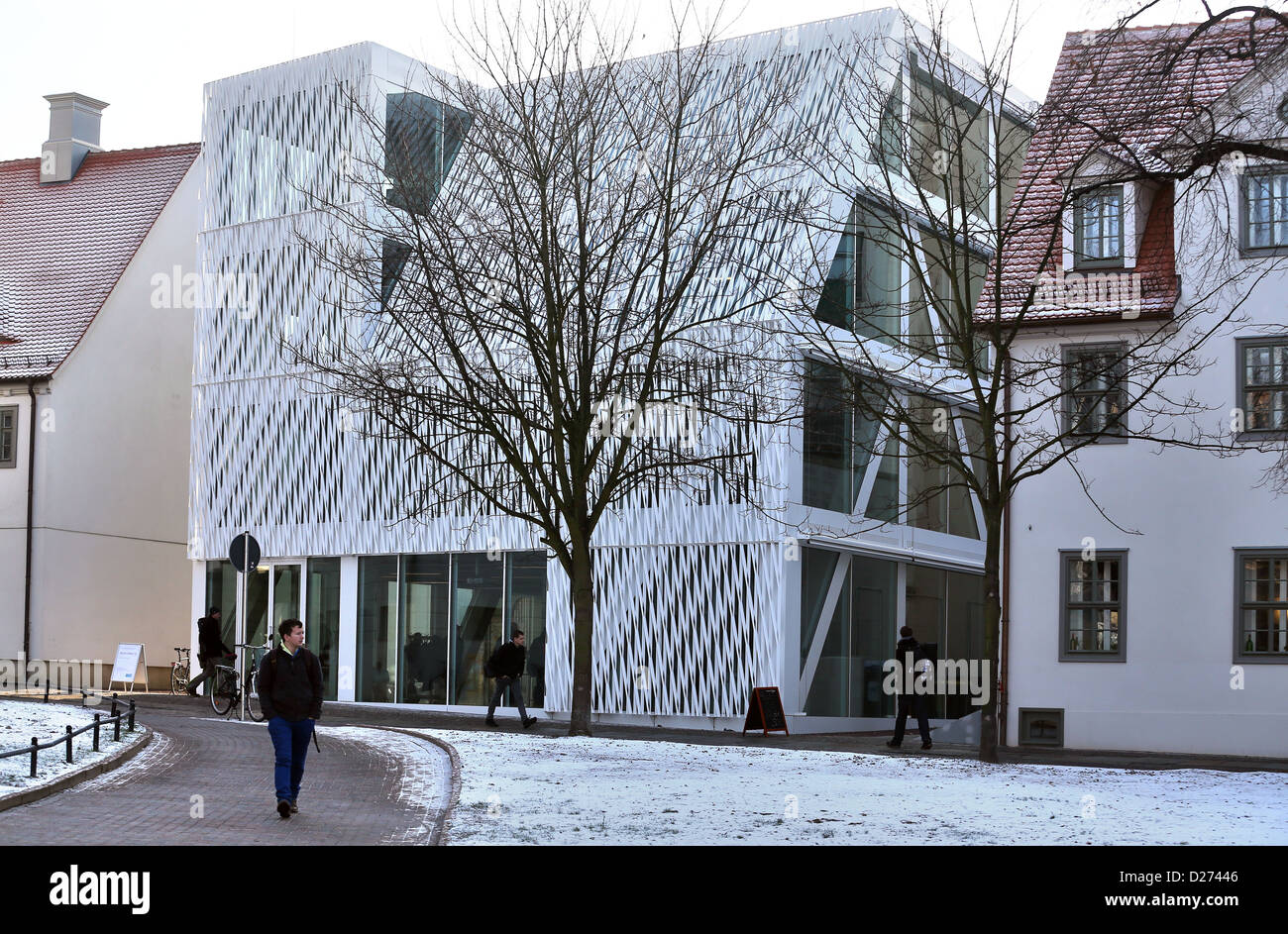 Das äußere des neuen Gebäudes der Deutschen Kulturstiftung des Bundes in Halle/Saale, Deutschland, 15. Januar 2013. Das markante Gebäude wurde am Ende des Jahres 2012 eröffnet. Die Baukosten 4,55 Millionen Euro mit einem ausgeklügelten Energiekonzept. 40 Mitarbeiter arbeiten am Standort. Foto: JAN WOITAS Stockfoto