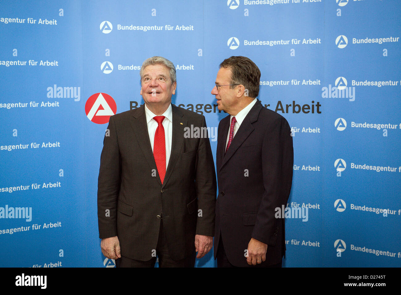 Vorstandsvorsitzender der Bundesanstalt für Arbeit, Frank-Juergen Weise (R) begrüßt deutsche Präsident Joachim Gauck (L) zu den Diskussionen über "Integration und Arbeitsmarkt" an der Bundesanstalt für Arbeit in Nürnberg, Deutschland 15. Januar 2013. Foto: David Ebener Stockfoto