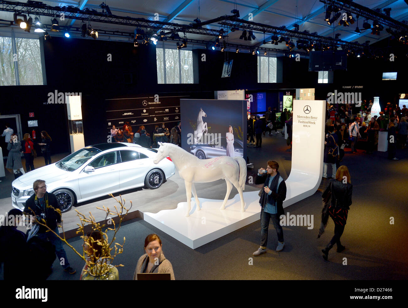 Ein Pferd Statue und Mercedes CLA 250 sitzt auf dem Display auf der Mercedes-Benz Fashion Week in Berlin, Deutschland, 15. Januar 2013. Die Präsentationen der Kollektionen Herbst/Winter 2013/2014 treffen findet vom 15. bis 18. Januar 2013. Foto: Britta Pedersen/dpa Stockfoto