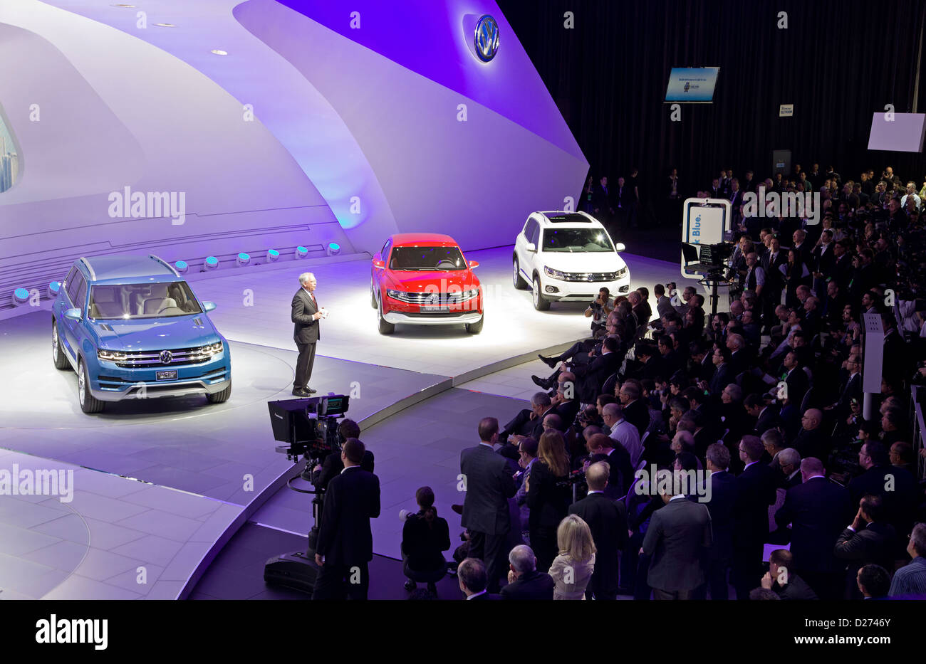 Das HANDOUT-Bild zeigt eine Reihe von drei Konzept-Autos von Volkswagen (VW), CrossBlue (L-R), ein Cross-Coupé und ein VW Tiguan auf dem Display auf der Bühne bei der North American International Auto Show (NAIAS) in Detroit, USA, 14. Januar 2013. NAIAS am 14. Januar 2013 offiziell eröffnet und ist offen für die breite Öffentlichkeit vom 19. Januar bis 27. Januar 2013. Foto: Friso Gentsch / Volkswagen Stockfoto