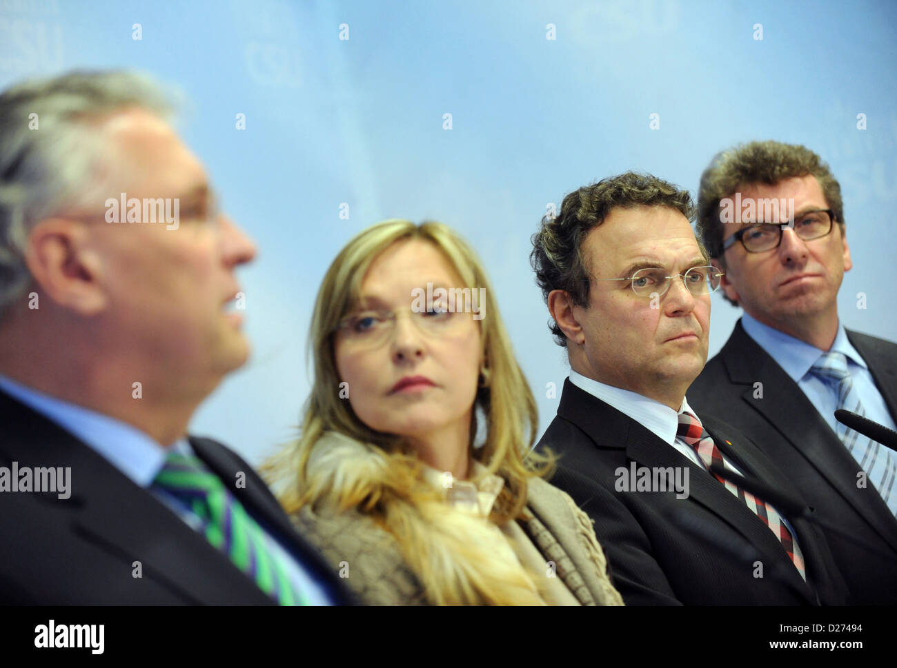 Bayerns Innenminister Joachim Herrmann (L-R), Justizministerin Beate Merk, Bundesinnenminister Hans-Peter Friedrich und CSU Fraktion Vorsitzender im Deutschen Bundestag Georg Schmid nehmen Teil in einer Pressekonferenz im Rahmen der Winter-Konferenz von der CSU-Bundestagsfraktion in der Hanns-Seidel-Stiftung in Wildbad Kreut, Deutschland, 15. Januar 2013. Foto: Andreas Gebert Stockfoto