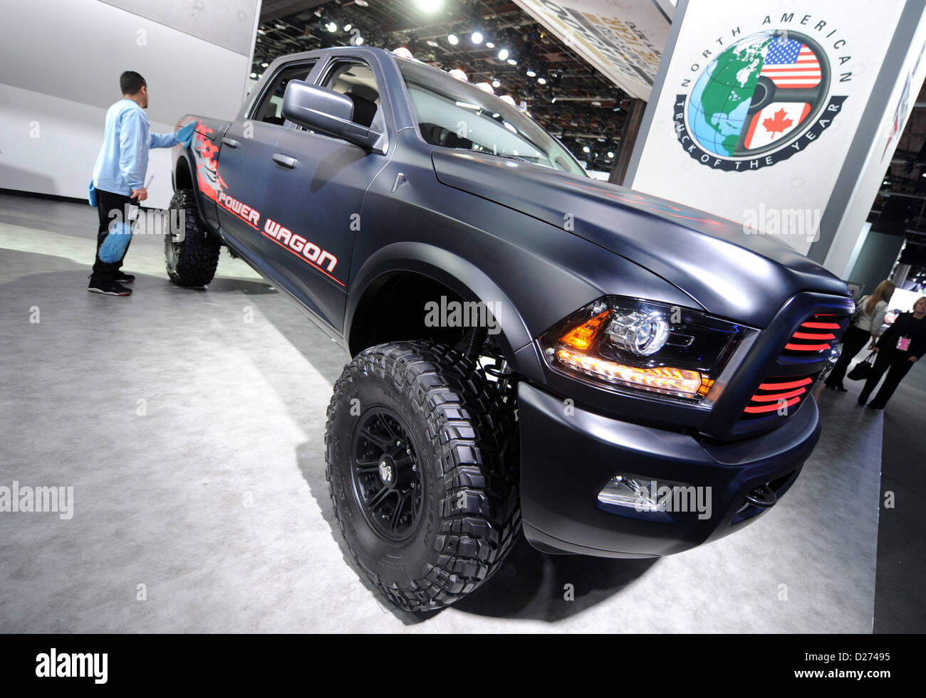 Ein Besucher untersucht die neuen RAM Power Wagon Pickup-Truck bei der North American International Auto Show (NAIAS) in Detroit, USA, 14. Januar 2013. NAIAS am 14. Januar 2013 offiziell eröffnet und ist offen für die breite Öffentlichkeit vom 19. Januar bis 27. Januar 2013. Foto: Uli Deck Stockfoto