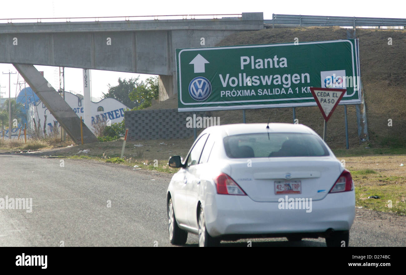(HANDOUT) Ein Handout vom 15. Januar 2013 zeigt ein Wegweiser zu den neuen Volkswagen-Motorenwerk in Silao, Mexiko. Mit der Eröffnung der Fabrik ist es die 100. Produktionsstandort von Volkswagen weltweit. Foto: Friso Gentsch / Volkswagen Stockfoto