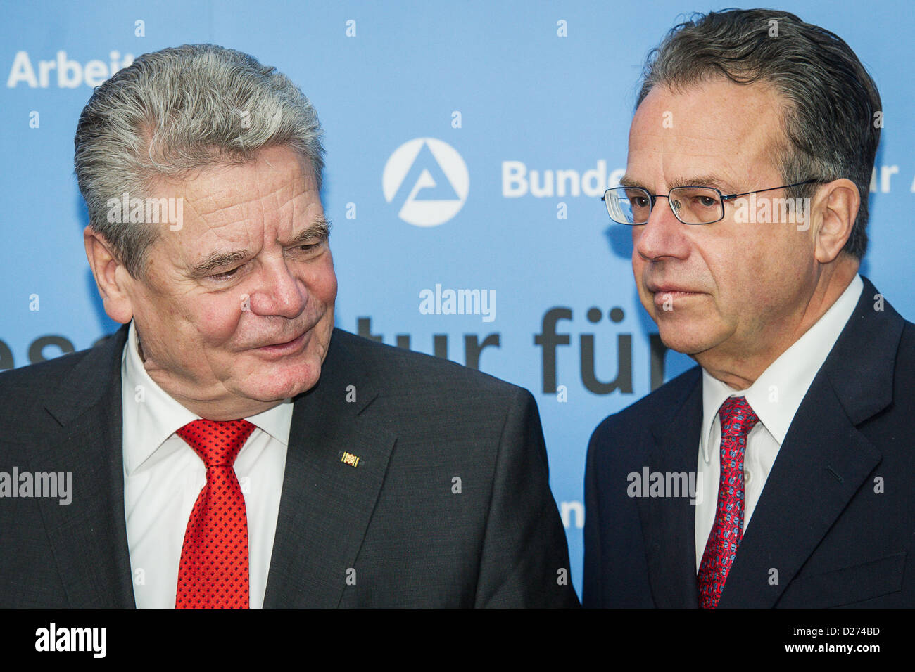 Vorstandsvorsitzender der Bundesanstalt für Arbeit, Frank-Juergen Weise (R) begrüßt deutsche Präsident Joachim Gauck (L) zu den Diskussionen über "Integration und Arbeitsmarkt" an der Bundesanstalt für Arbeit in Nürnberg, Deutschland 15. Januar 2013. Foto: David Ebener Stockfoto