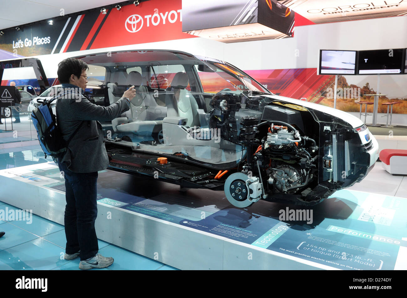 Ein Querschnitt des Toyota RAV4 EV ist auf Anzeige am zweiten Pressetag auf der North American International Auto Show (NAIAS) in Detroit, USA, 15. Januar 2013. NAIAS für Presse und Händler am 14. Januar 2013 offiziell eröffnet und ist offen für die breite Öffentlichkeit vom 19. Januar bis 27. Januar 2013. Foto: ULI DECK Stockfoto