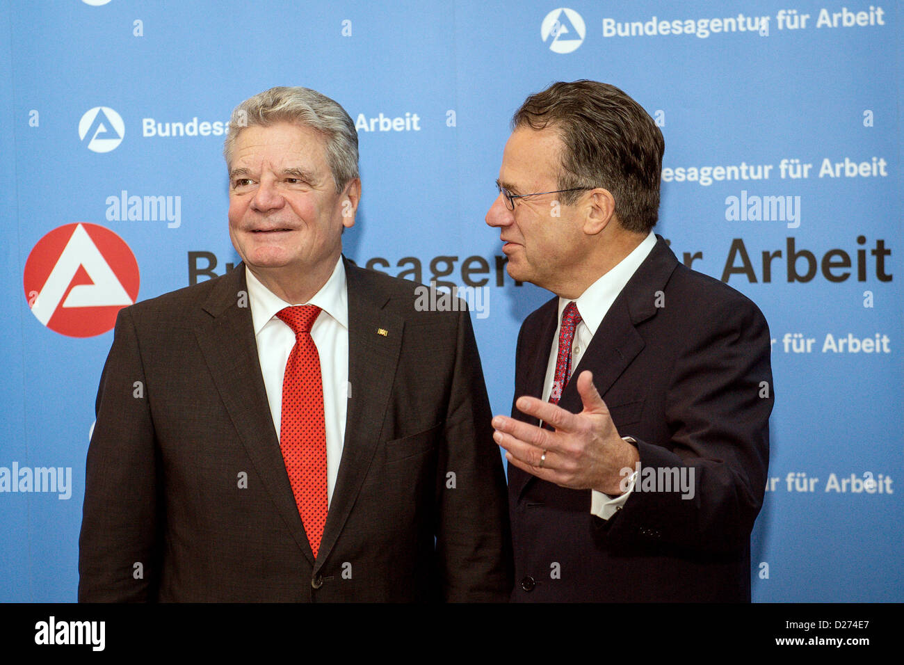 Vorstandsvorsitzender der Bundesanstalt für Arbeit, Frank-Juergen Weise (R) begrüßt deutsche Präsident Joachim Gauck (L) zu den Diskussionen über "Integration und Arbeitsmarkt" an der Bundesanstalt für Arbeit in Nürnberg, Deutschland 15. Januar 2013. Foto: David Ebener Stockfoto