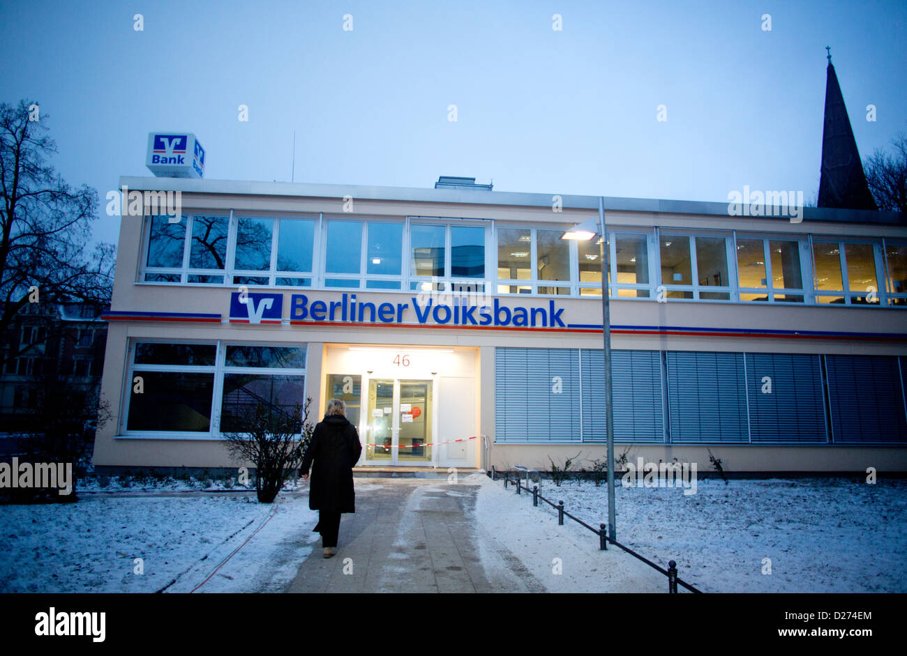 Blick auf einer Bank-Filiale in Berlin (Steglitz), Deutschland, 15. Januar 2013. Bisher unbekannte Diebe haben gegraben einen Tunnel in den Banktresor. Sie konnte entkommen unerkannt mit ihrer Ware. Foto: Kay Nietfeld Stockfoto