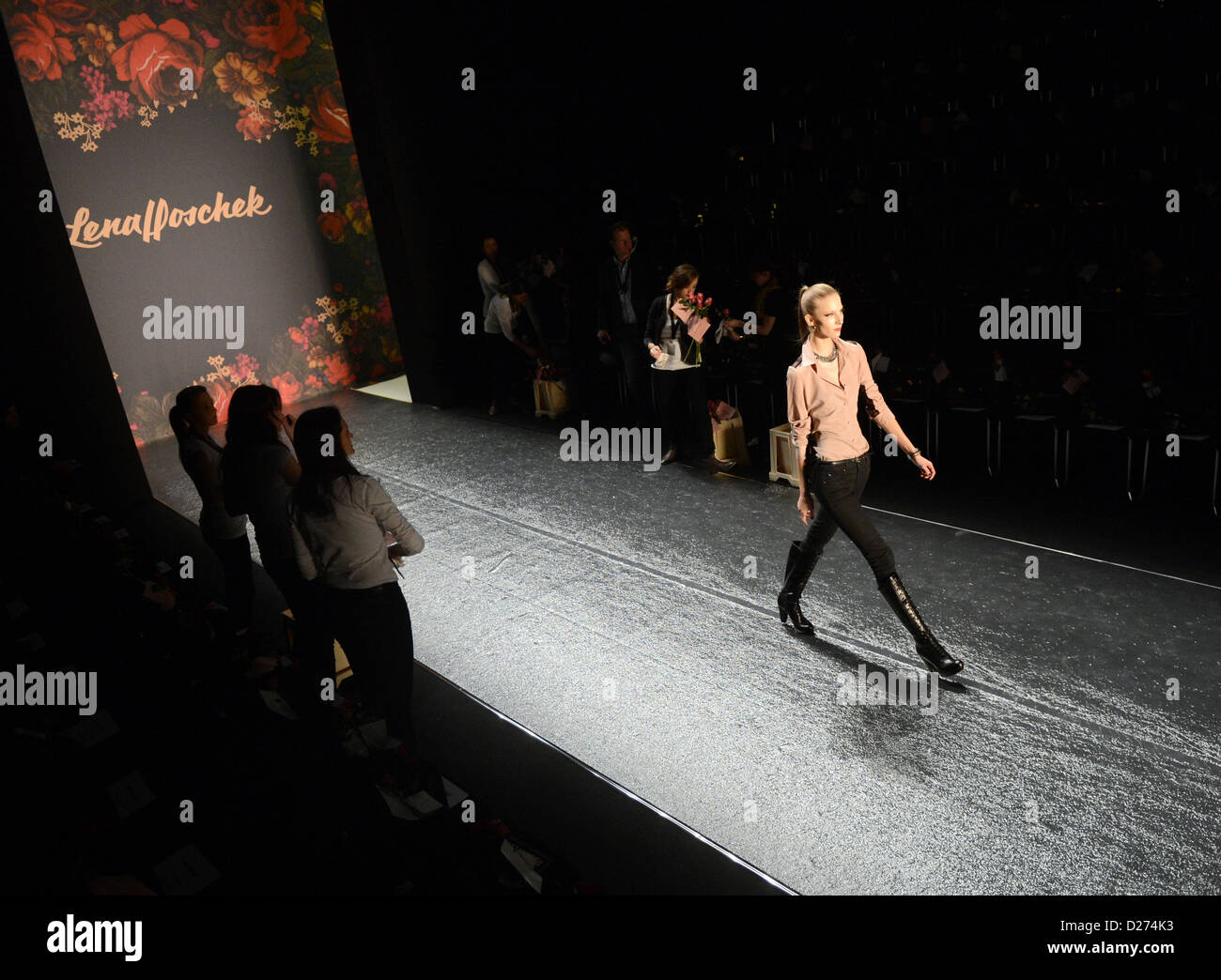 Modelle bei einer Probe von Lena Hoschek zeigen während der Mercedes-Benz Fashion Week in Berlin, Deutschland, 15. Januar 2013. Die Präsentationen der Kollektionen Herbst/Winter 2013/2014 treffen findet vom 15. bis 18. Januar 2013. Foto: Jens Kalaene/dpa Stockfoto