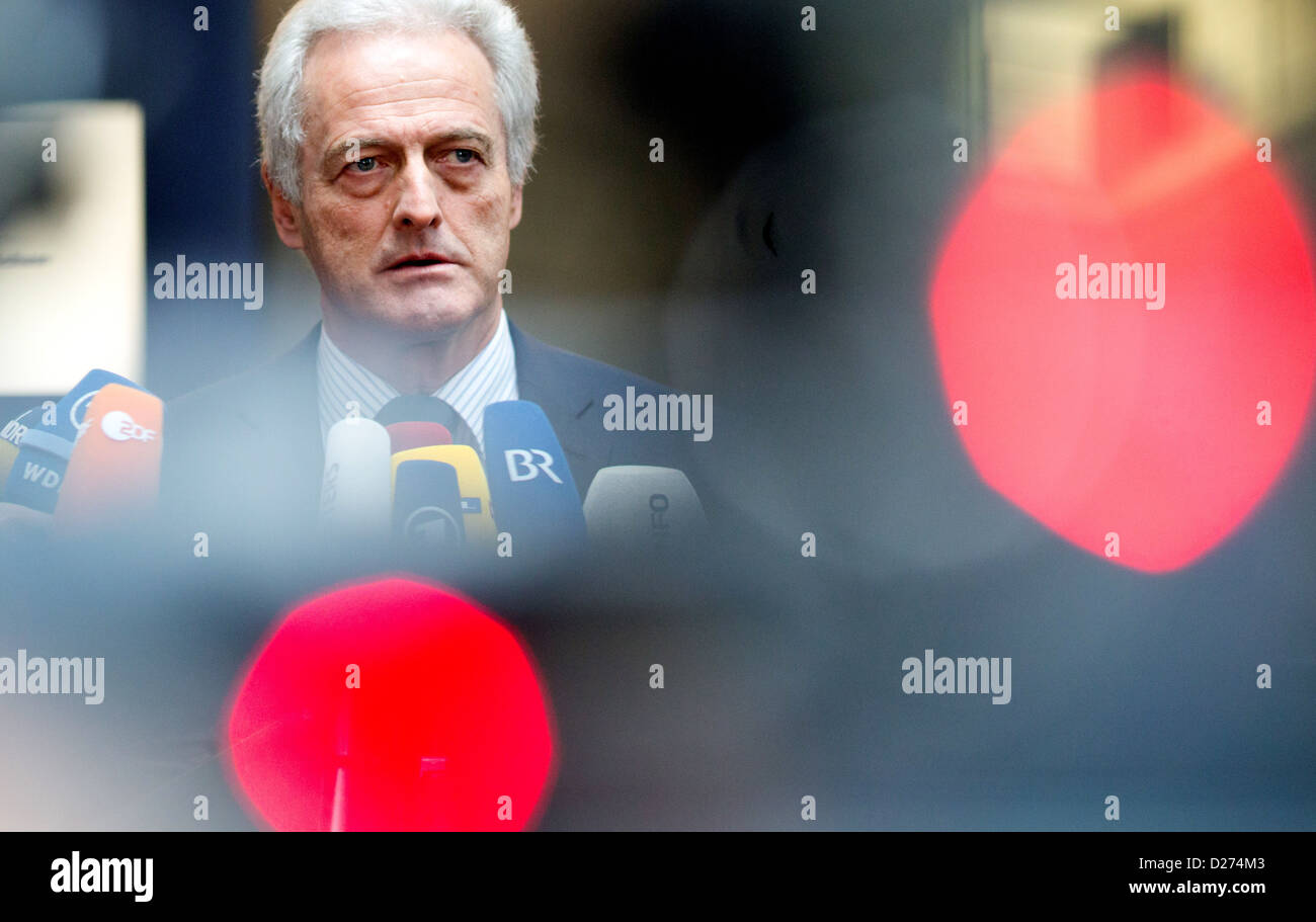 Bundesminister für Verkehr, verleiht Peter Ramsauer (CSU) Aussagen zum Flughafen BER Medienvertreter an den Haushaltsausschuss auf den Berlin/Brandenbug Flughafen BER in Berlin, Deutschland 15. Januar 2013. Foto: Kay Nietfeld Stockfoto