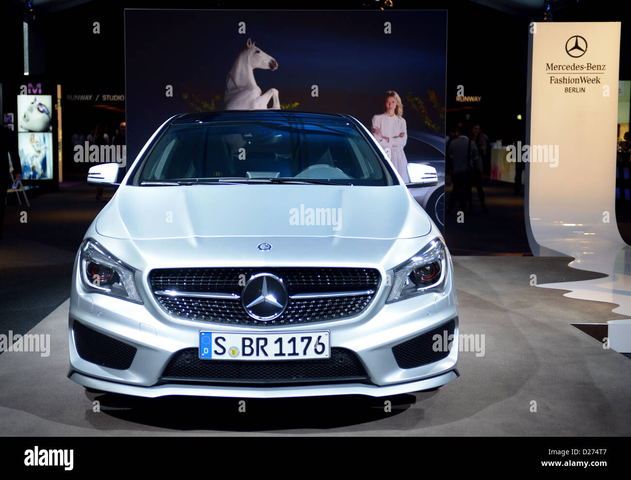Ein Mercedes CLA 250 sitzt auf dem Display auf der Mercedes-Benz Fashion Week in Berlin, Deutschland, 15. Januar 2013. Die Präsentationen der Kollektionen Herbst/Winter 2013/2014 treffen findet vom 15. bis 18. Januar 2013. Foto: Britta Pedersen/dpa Stockfoto