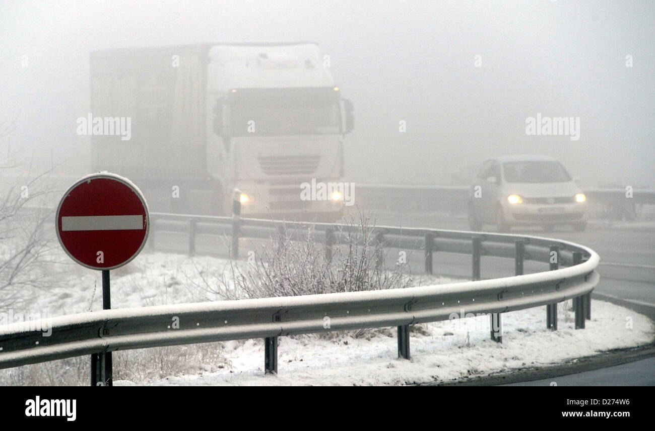 Autos fahren durch den Nebel auf der Autobahn A7 in der Nähe von Neumünster, Deutschland, 15. Januar 2013. Foto: CARSTEN REHDER Stockfoto