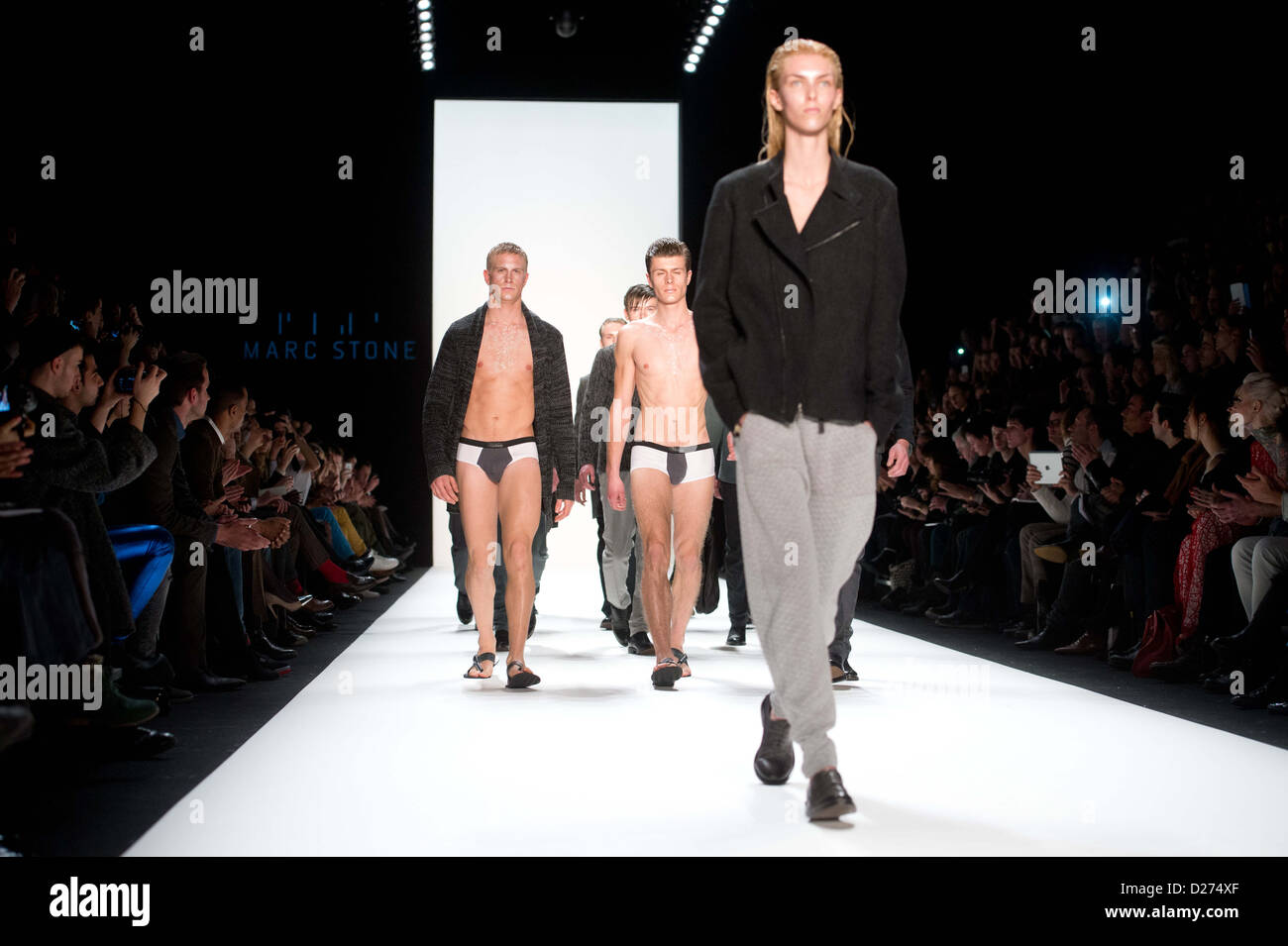 Modelle tragen Kreationen auf der Marc Stone während der Mercedes-Benz Fashion Week in Berlin, Deutschland, 15. Januar 2013. Die Shows von den Herbst-/Winterkollektionen 2013/2014 laufen vom 15. bis 18. Januar 2013. Foto: Maurizio Gambarini/dpa Stockfoto