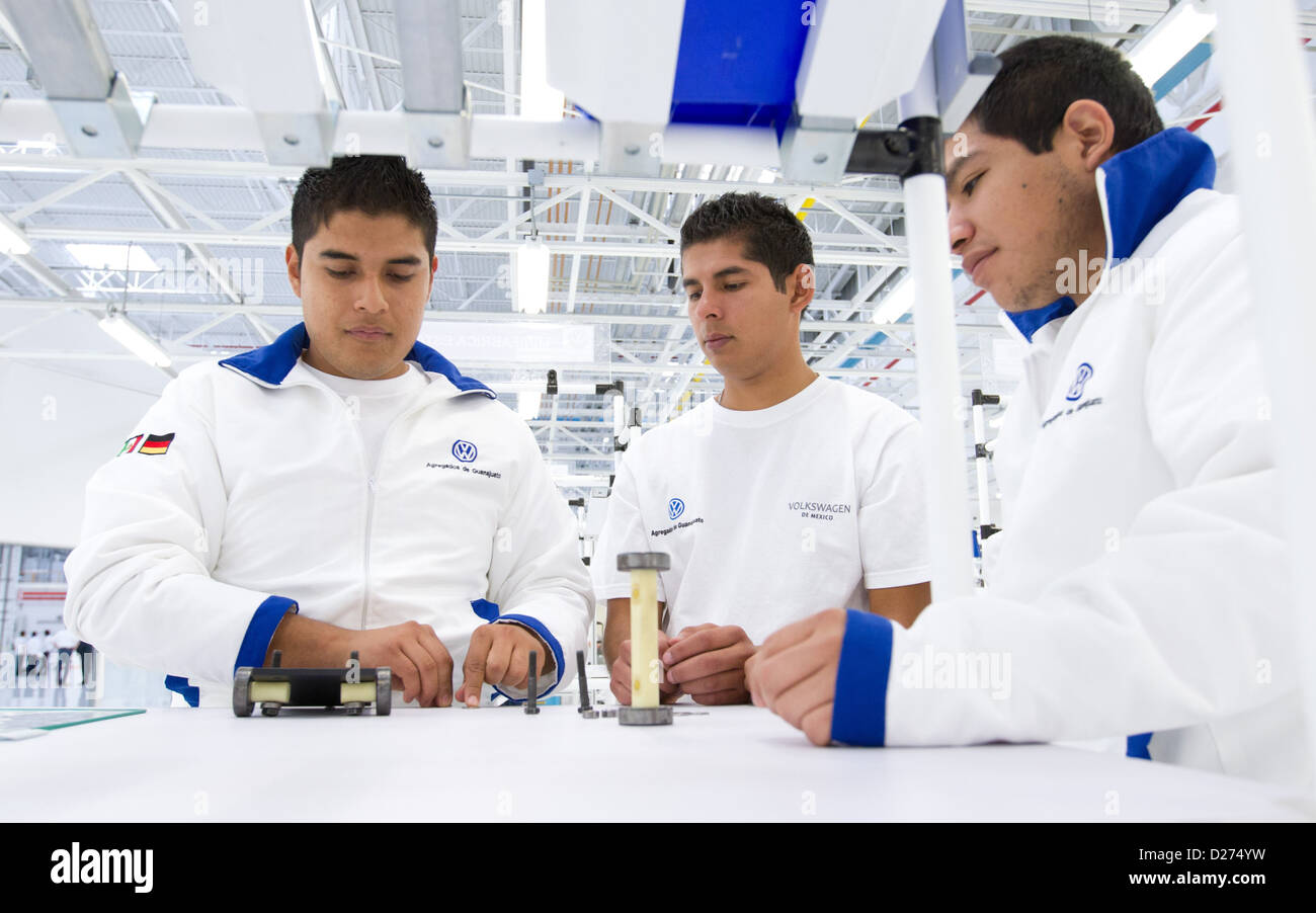 (HANDOUT) Ein Handout vom 15. Januar 2013 zeigt Mitarbeiter an die neue Volkswagen-Motorenwerk in Silao, Mexiko. Mit der Eröffnung der Fabrik ist es die 100. Produktionsstandort von Volkswagen weltweit. Foto: Friso Gentsch / Volkswagen Stockfoto