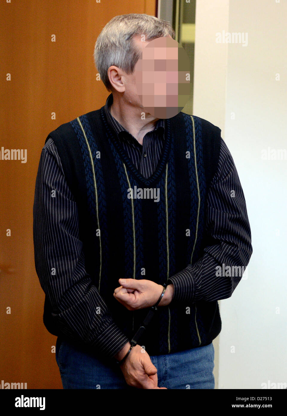 Der Angeklagte Andreas Anschlag (Pseudonym), der einen mutmaßlichen russischen Agenten betritt den Gerichtssaal des provinziellen High Court und des Berufungsgerichts in Stuttgart, Deutschland, 15. Januar 2013. mehr als 20 Jahren das Paar sollte Informationen aus Deutschland, der russische Geheimdienst SWR durch unwirksame Briefkästen sowie Satelliten und das Internet gegeben haben. Der Schwerpunkt lag auf politischer und militärischer Strategien der EU und der Nato. Foto: Bernd Weissbrod Stockfoto