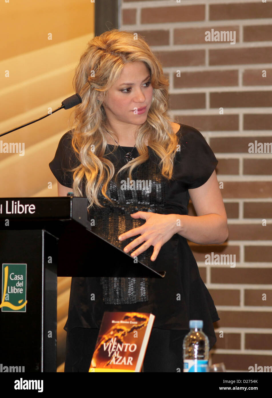 BARCELONA, Spanien - Januar 14: Kolumbianische Sängerin Shakira besucht eine Pressekonferenz für ihren Vater William Mebarak Chadid neueste Buchpräsentation "Al Viento y Al Azar" in der Casa del Llibre Buchhandlung am 14. Januar 2013 in Barcelona, Spanien. Foto von Elkin Cabarcas Stockfoto