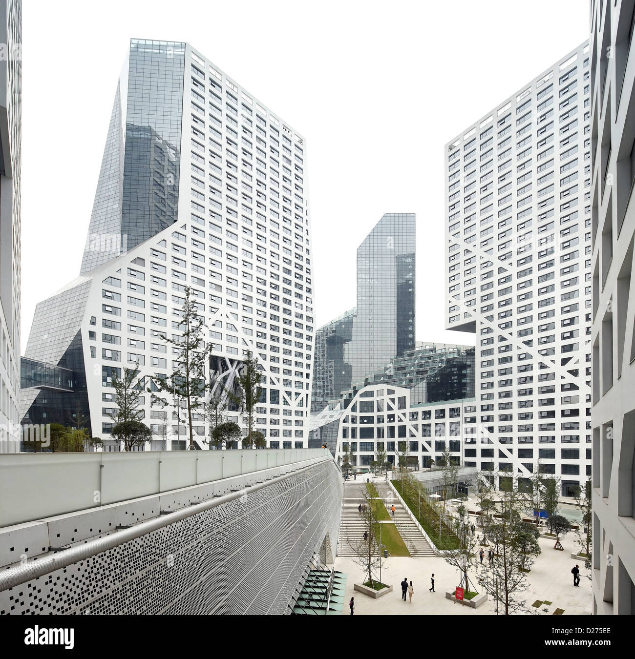 In Scheiben geschnitten Porosität Block, Chengdu, China. Architekt: Steven Holl Architects, 2013. Umfassenden Überblick über geformt sorgfältig zentrale Stockfoto