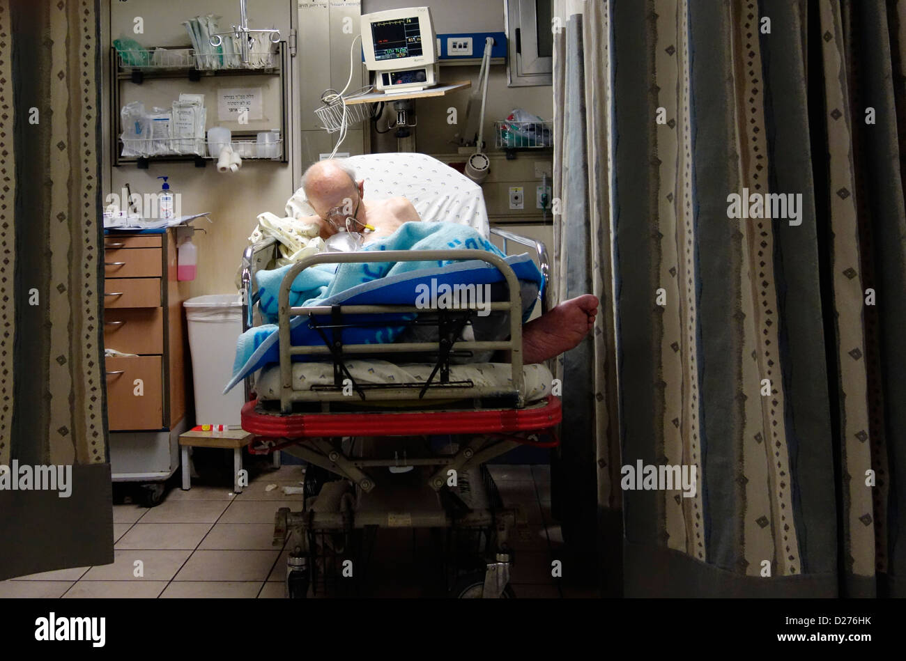 Eine ältere Israelischer Mann eine Sauerstoffmaske tragen über Mund und Nase in Krankenhaus in die Notaufnahme des Krankenhauses Ichilov in Tel Aviv Israel liegen Stockfoto