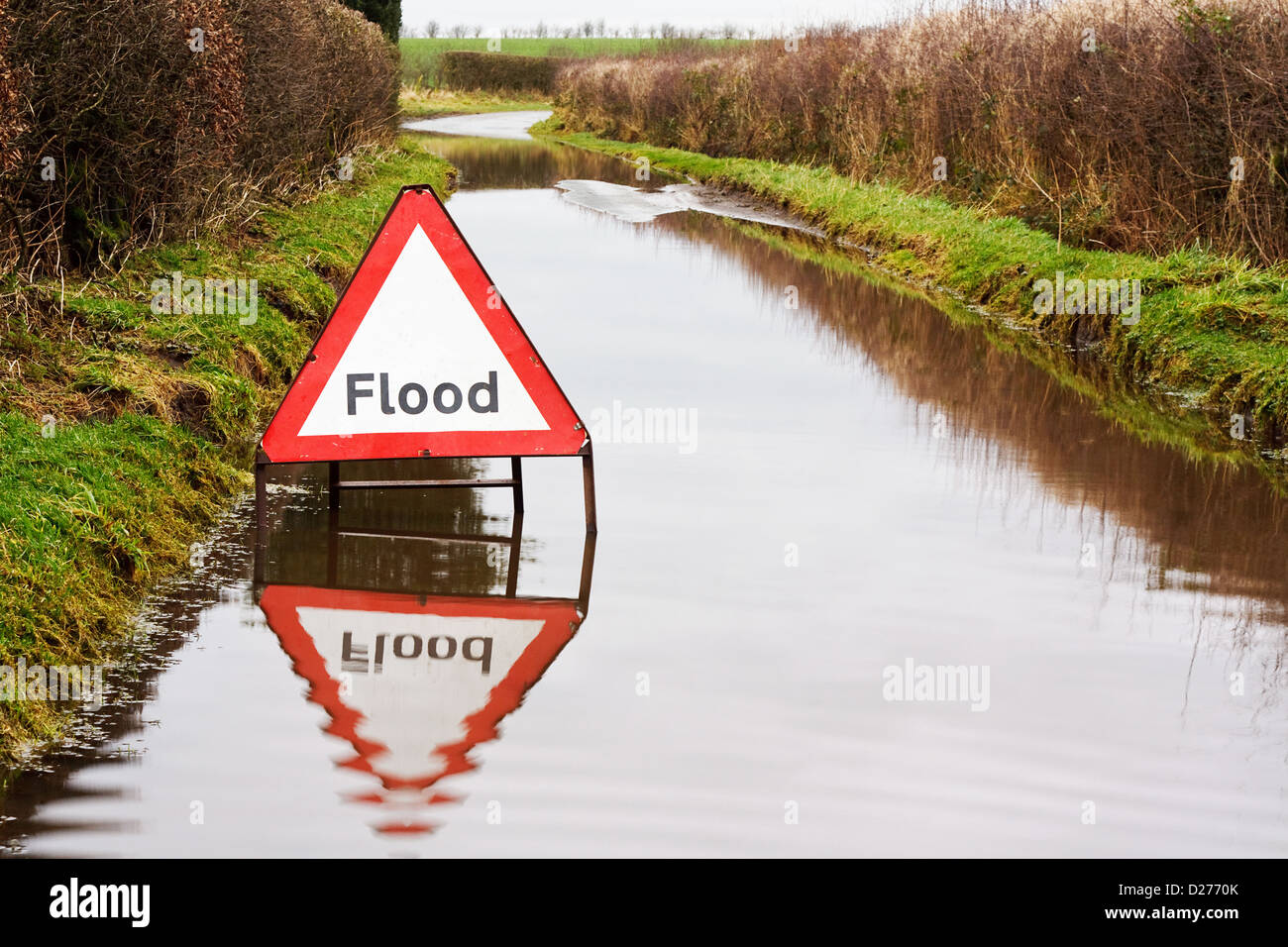 Flut-Warnschild auf einer überfluteten Landstraße Stockfoto