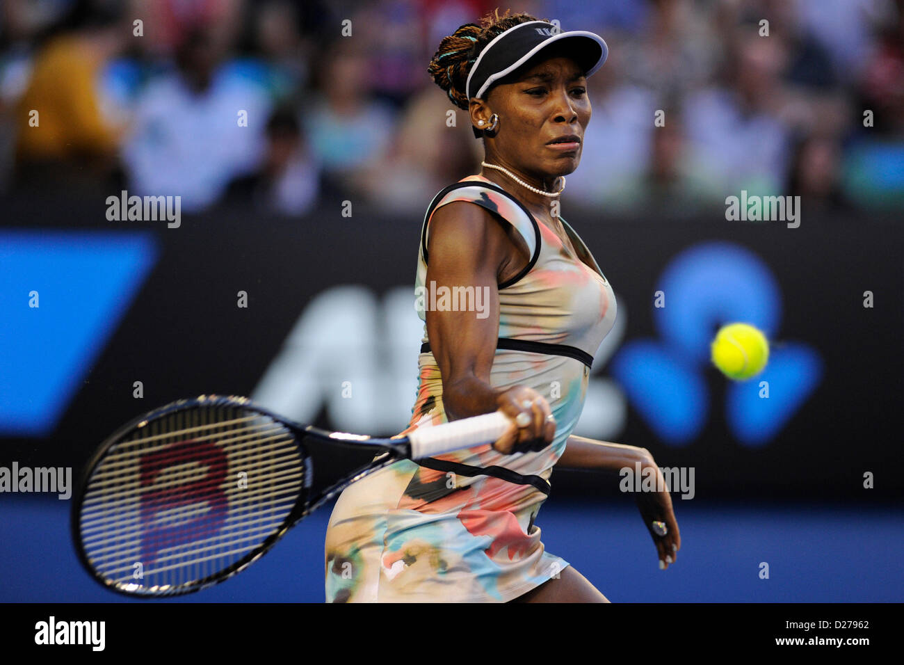 Melbourne, Australien. 16. Januar 2013. Venus Williams USA kehrt ein Schuss in ihrem Match am Tag drei der Australian Open aus Melbourne Park. Stockfoto