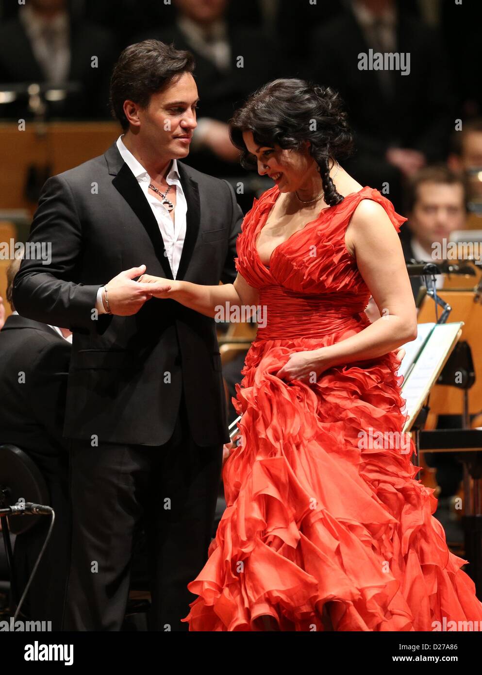 Hamburg, Deutschland. 15. Januar 2013. Anna Netrebko und Erwin Schrott jubeln dem Publikum nach einem Konzert in der Laeiszhalle in Hamburg, Deutschland, 15. Januar 2013. Die Oper paar Perfromed Werke von Mozart, Rossini und Gershwin mit der Hamburger Symphoniker unter der Leitung von Claudio Vandelli. Foto: CHRISTIAN CHARISIUS Stockfoto