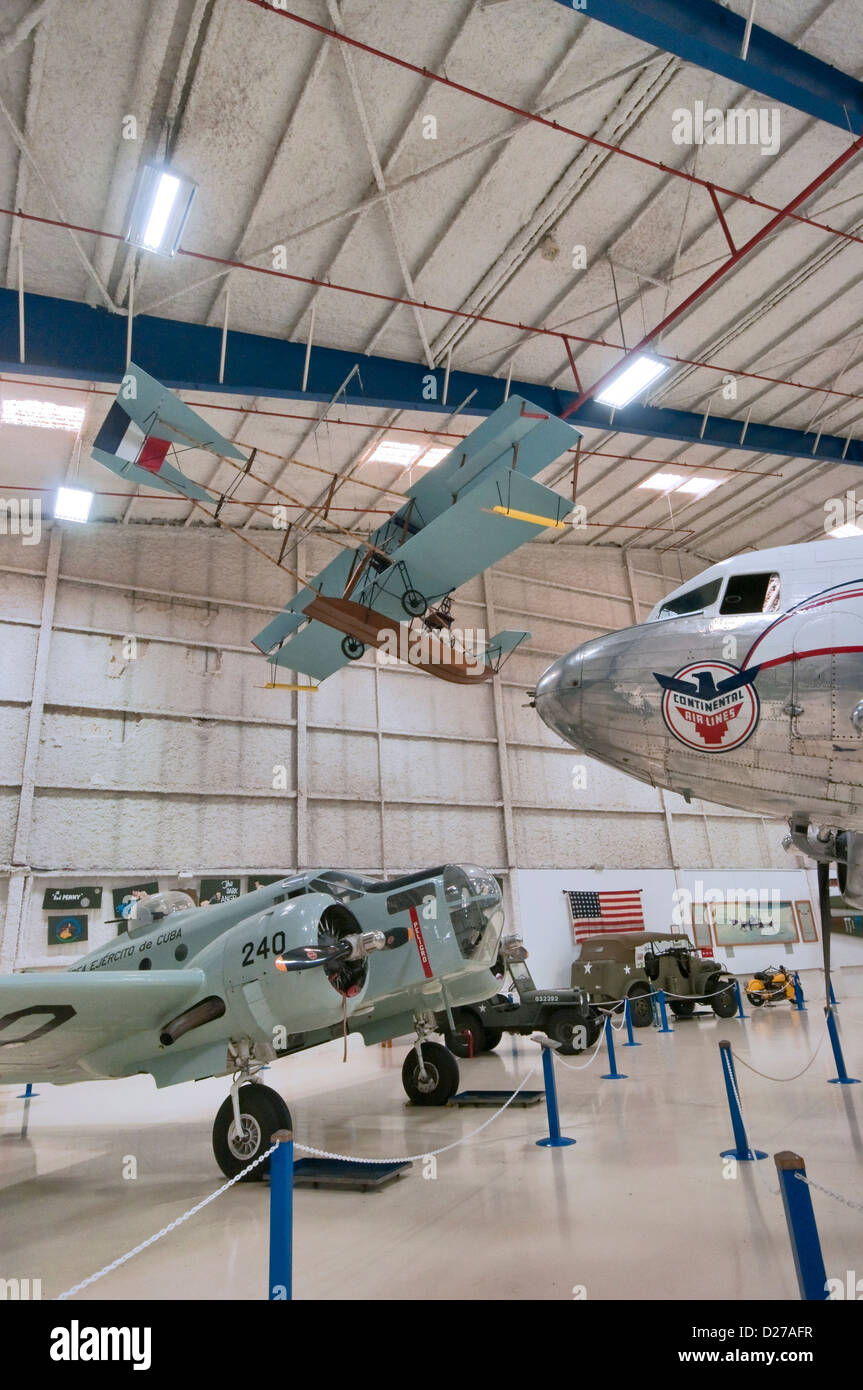 Buche AT11 Kansan, Douglas DC3A Dakota mit 1911 Curtiss Dreiklang Replik Overhead an Lone Star