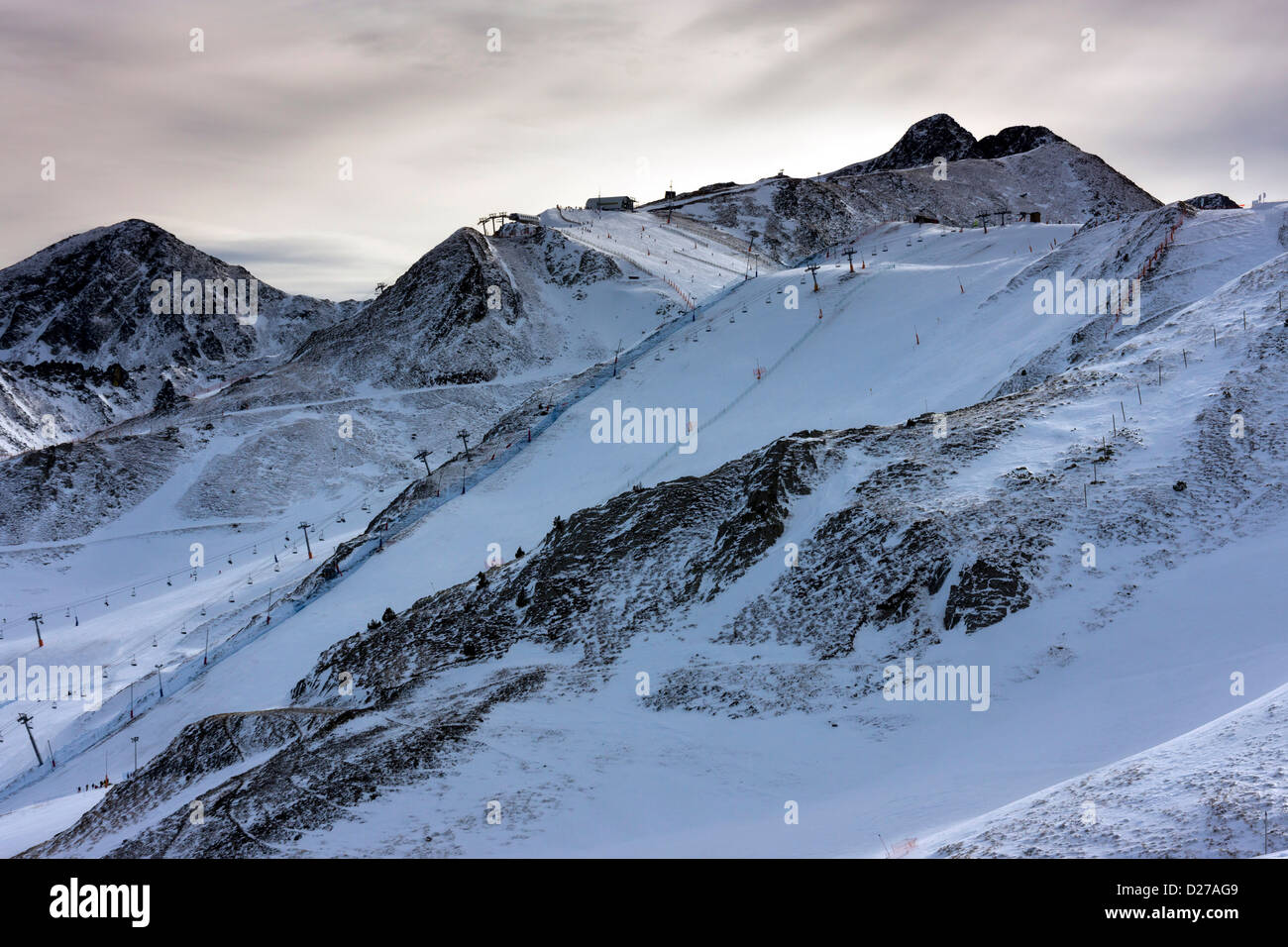 Schneebedeckten Gipfeln, Schneeverwehungen, Schnee, Andorra, Pyrenäen Stockfoto