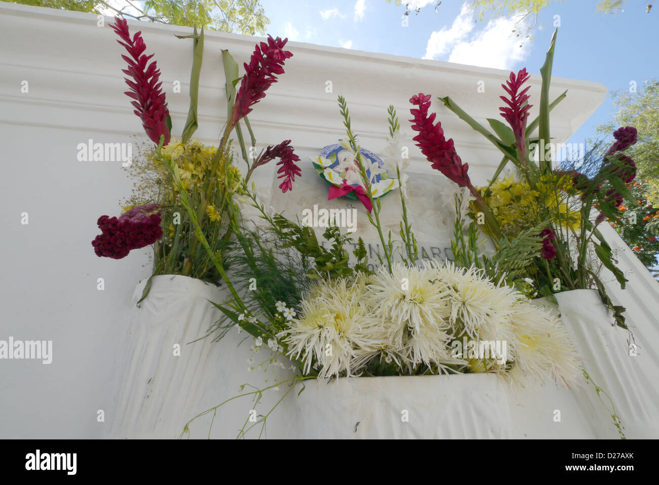 Auf dem Hauptfriedhof.  Die Gräber mit Blumen geschmückt.  Antigua am Tag der Toten. Stockfoto