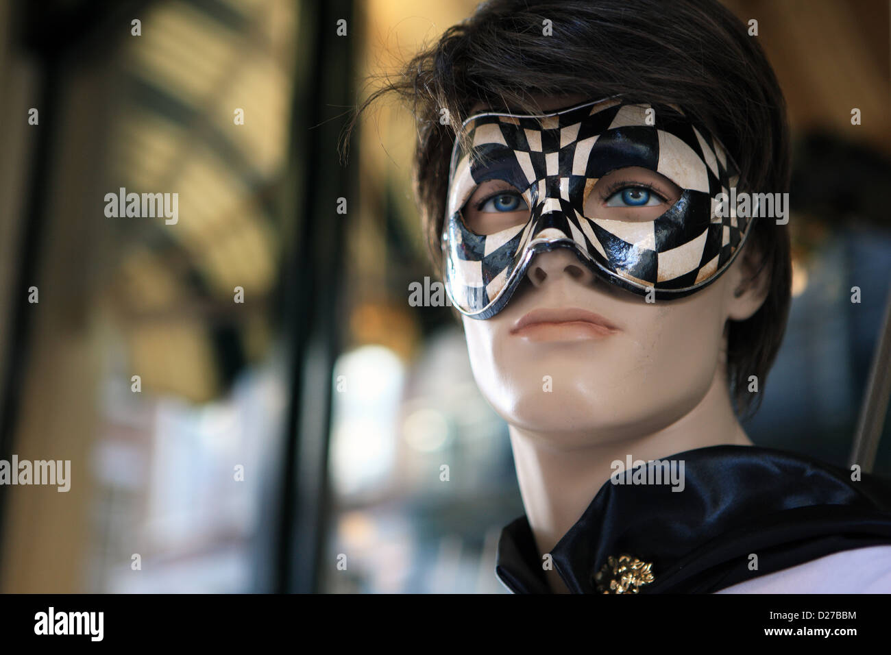 Mannequin mit Augenmaske außerhalb Kostüm-Verleih-Shop in Amsterdam Stockfoto