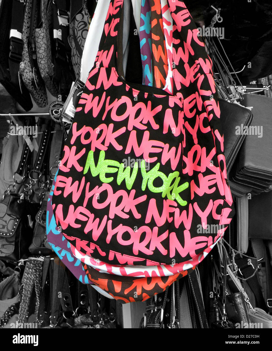 NEW YORK Handbag für Verkauf im Ladengeschäft Chinatown Tourist auf der Canal Street in lower Manhattan. Farben in Photoshop bearbeitet. Stockfoto