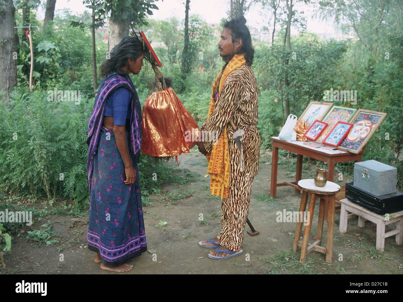 Traditionelle Heiler Heilung eines Patienten unter Berufung auf den hindu-Gott Shiva (Nepal) Stockfoto