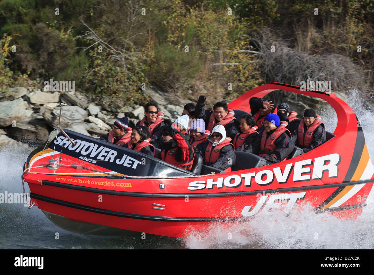 Leute, die Spaß Jet-Boot fahren auf dem Shotover River an Arthurs Punkt in der Nähe von Queenstown Südinsel Neuseeland. Stockfoto