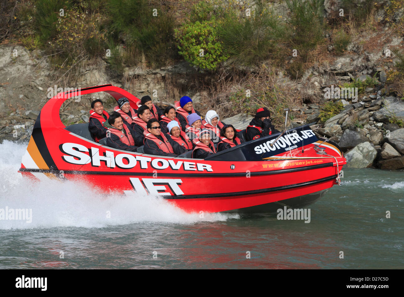 Leute, die Spaß Jet-Boot fahren auf dem Shotover River an Arthurs Punkt in der Nähe von Queenstown Südinsel Neuseeland. Stockfoto