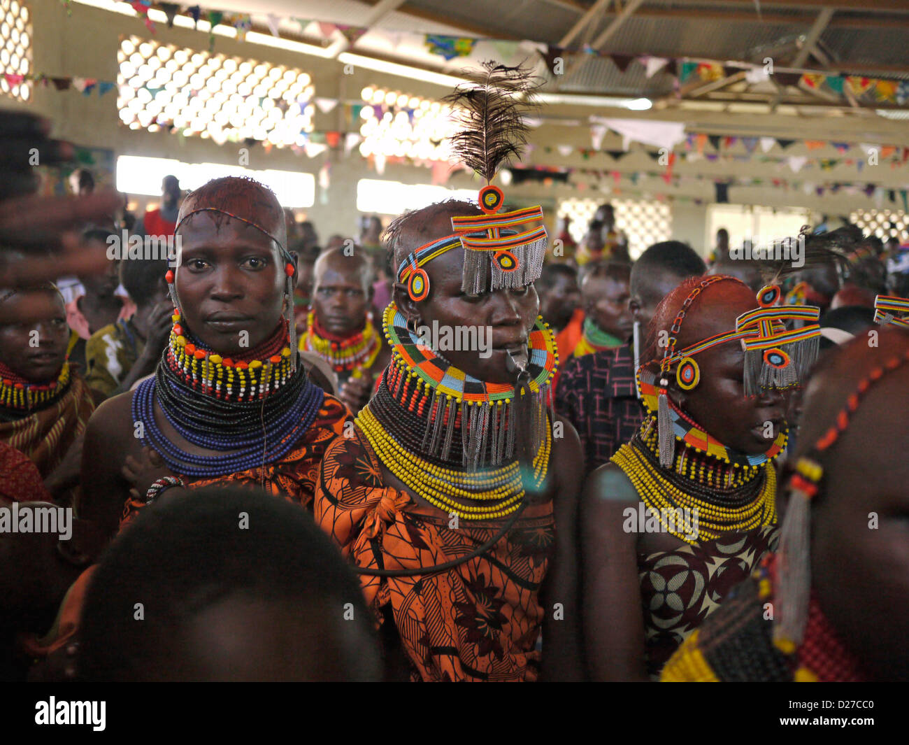 Kenia - Turkana-Stammes-Leute in Lorugumu, Turkana. Tanzen in der katholischen Kirche. Stockfoto