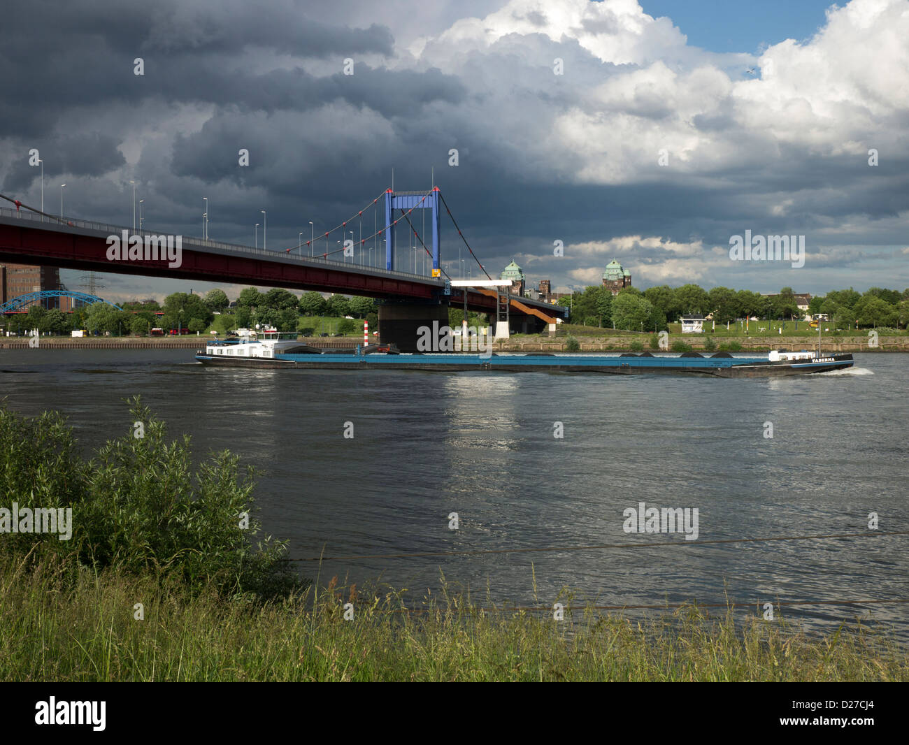 Friedrich-Ebert-Brücke über den Rhein in der Nähe von Duisburg, Nordrhein-Westfalen, Deutschland Stockfoto