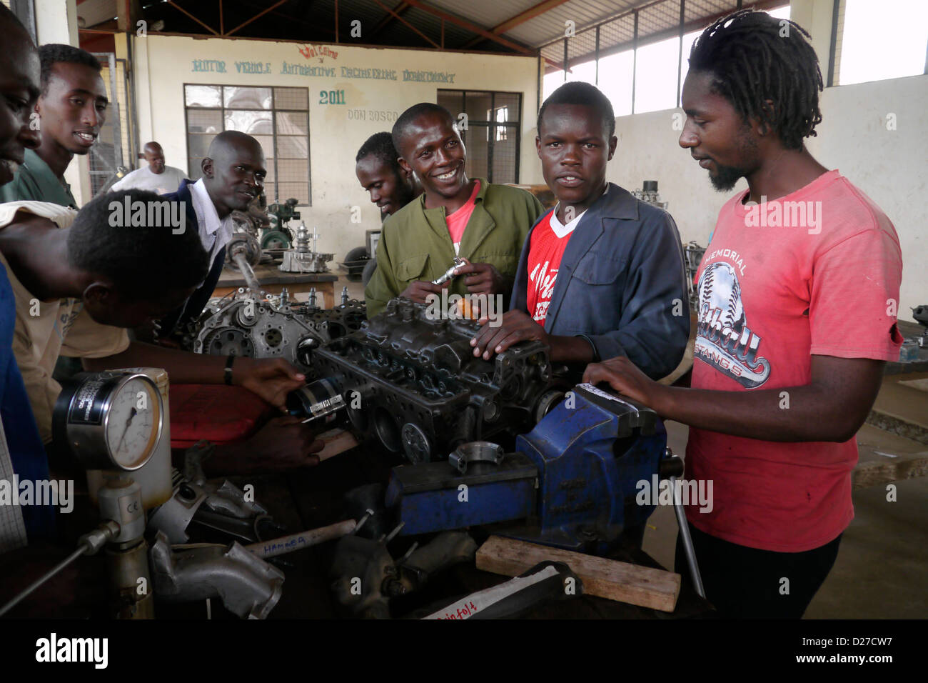 Kenia im Don Bosco Schule für berufliche Bildung, Kakuma Flüchtlingslager, Turkana. Motor Mechanik Klasse. Foto: Sean Sprague Stockfoto