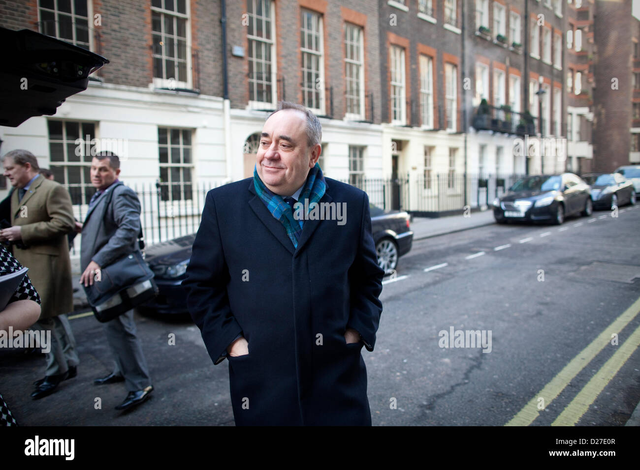 London, UK. 16. Januar 2013.   Bild zeigt Alex Salmond, erster Minister von Schottland entlang der Straße in central London, UK nach dem Gespräch an der Foreign Press Association. Bildnachweis: Jeff Gilbert / Alamy Live News Stockfoto