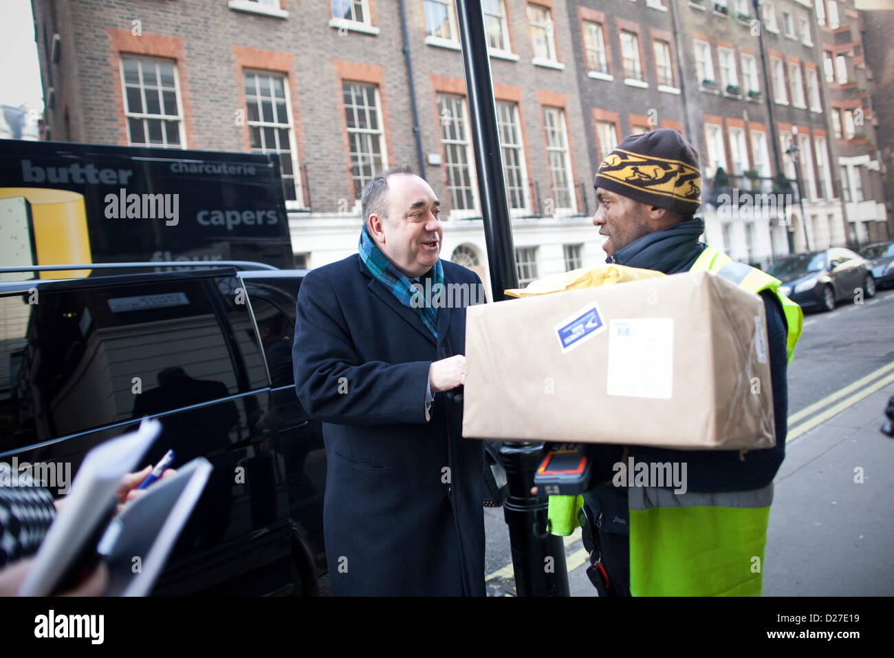 London, UK. 16. Januar 2013.   Bild zeigt Alex Salmond, erster Minister von Schottland im Gespräch mit Kurier Didier Mangonzo in central London, UK nach dem Gespräch an der Foreign Press Association. Bildnachweis: Jeff Gilbert / Alamy Live News Stockfoto