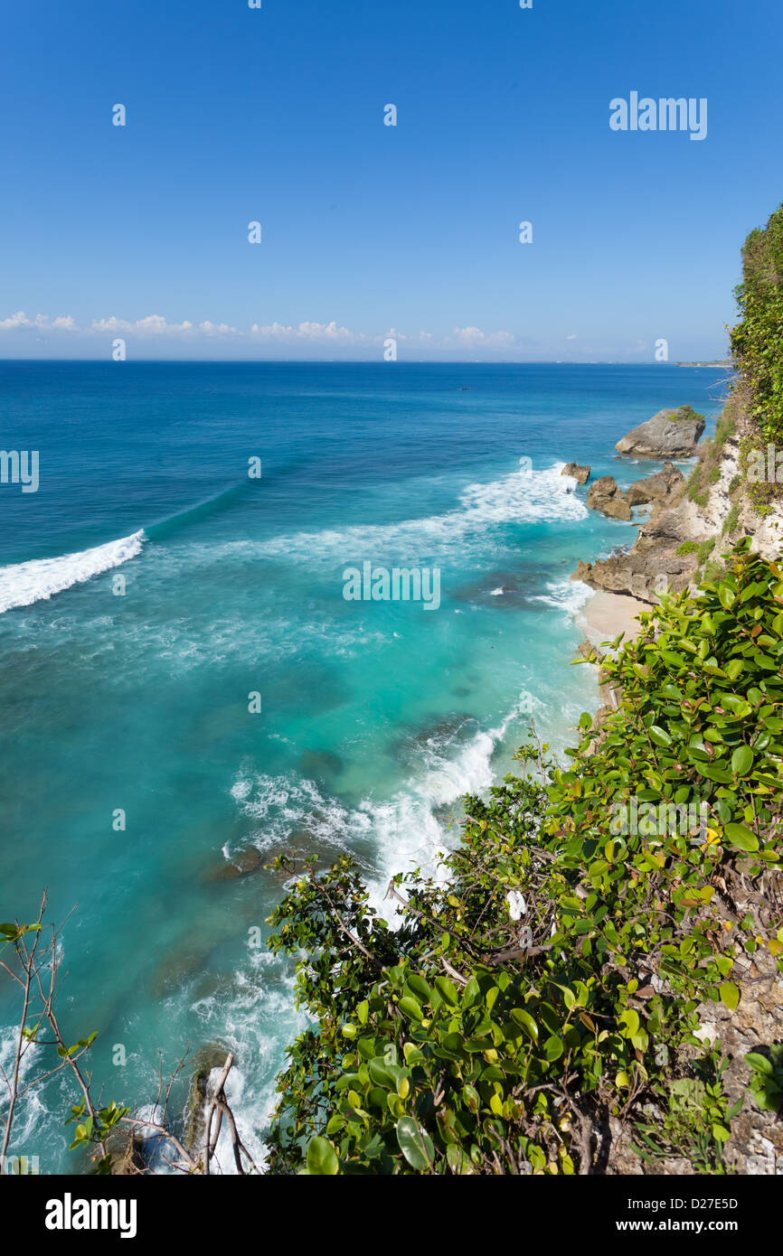 UluWatu Küste mit felsigen Klippen Beaautiful und türkisfarbenen Meer wellig. Stockfoto